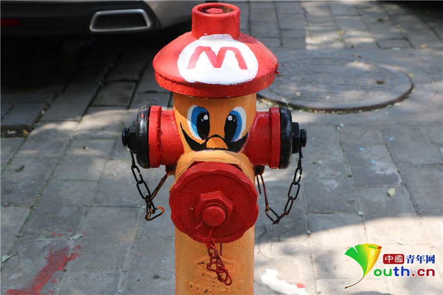 西安老街穿彩绘新衣市民艺术感十足