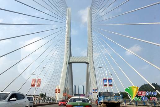长江大桥的建成通车，大大缩短了临港市民前往城区和南岸的时间。