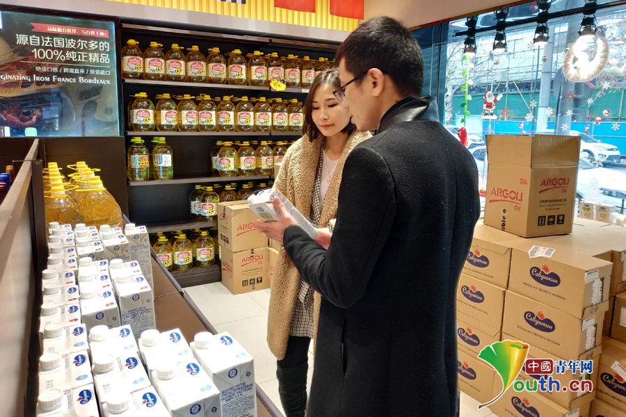 了解白俄罗斯萨吾思晶牛奶销售情况苏庆丰 摄