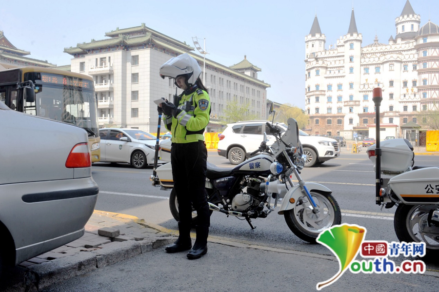 哈尔滨女子骑警队上路 管交通查违停样样行